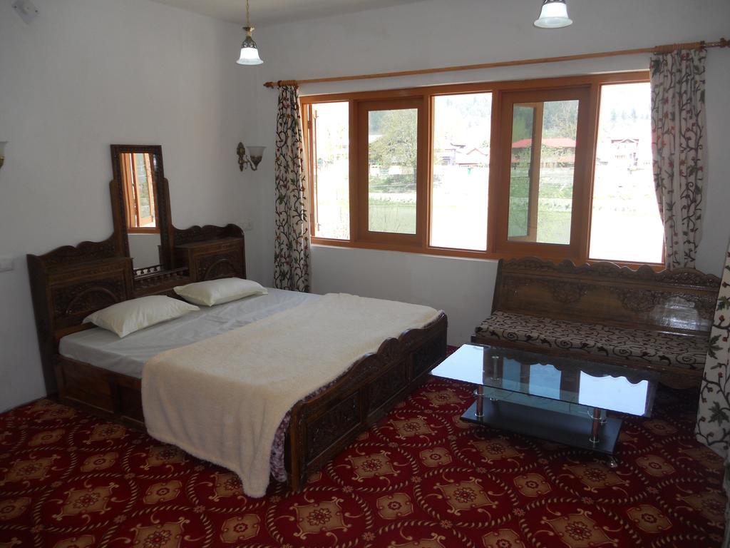 Hotel Royale Jannat Srīnagar Zewnętrze zdjęcie