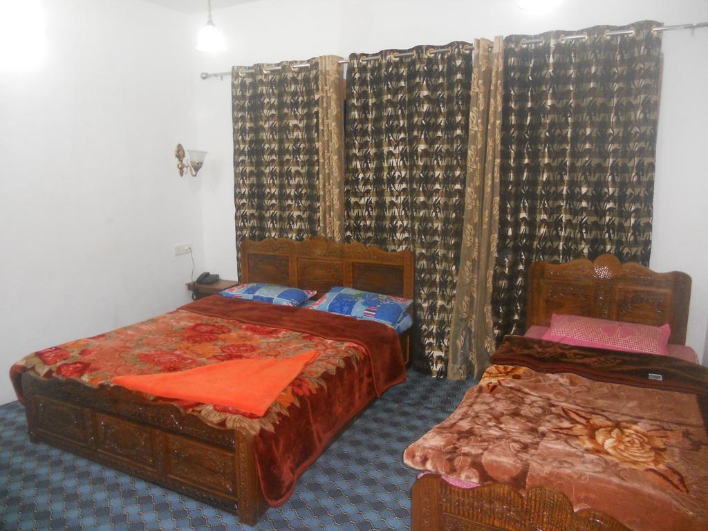 Hotel Royale Jannat Srīnagar Zewnętrze zdjęcie